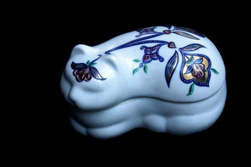 Elizabeth Arden Byzantium Ceramic Cat Collectible