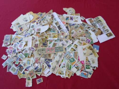 1000 WORLD STAMPS ON PAPER SEE PICS!!!!!!!!!!