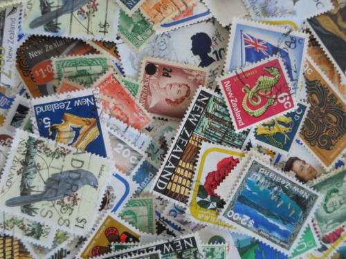 500 X NEW ZEALAND USED OFF PAPER STAMPS SEE PICS