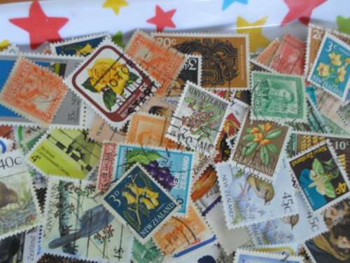 500 X NEW ZEALAND USED OFF PAPER STAMPS SEE PICS