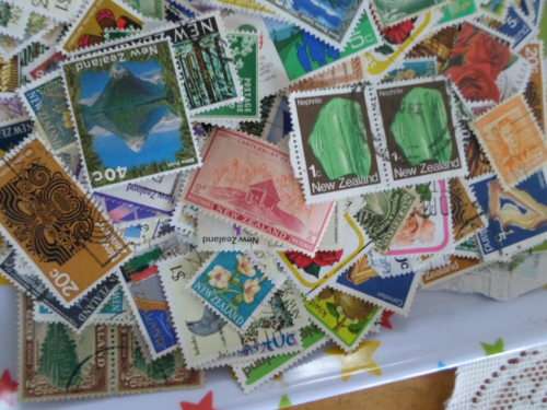 500 X NEW ZEALAND USED OFF PAPER STAMPS SEE PICS