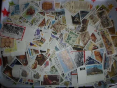 800 x WORLD USED AND MINT STAMPS OFF PAPER NEAT LOT SEE PICS