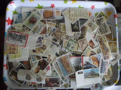 800 x WORLD USED AND MINT STAMPS OFF PAPER NEAT LOT SEE PICS