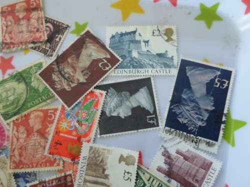 129 X GREAT BRITAIN USED STAMPS OFF PAPER NEAT LOT GOOD VALUE HERE SEE PICS