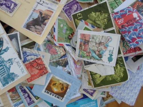 750 X WORLD STAMPS ON PAPER SEE PICS
