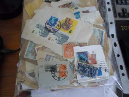 500 X WORLD STAMPS ON PAPER SEE PICS