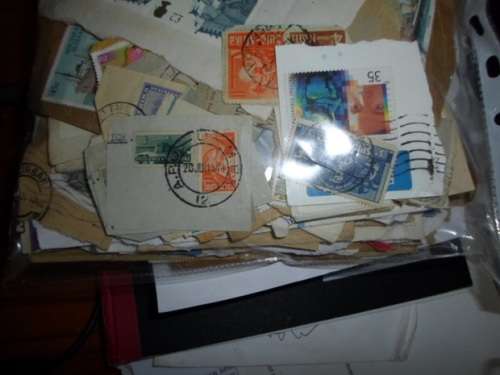 500 X WORLD STAMPS ON PAPER SEE PICS