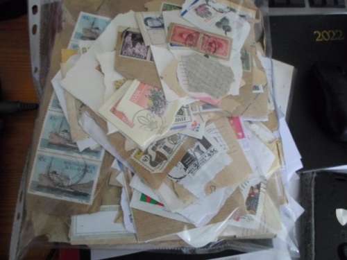 500 X WORLD STAMPS ON PAPER SEE PICS