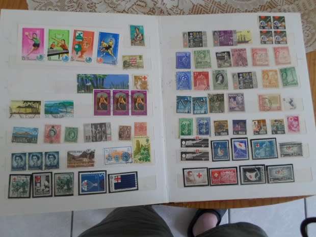 LARGE ALBUM MIXED WORLD STAMPS GOOD VALUE SEE PICS