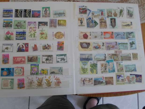 LARGE ALBUM MIXED WORLD STAMPS GOOD VALUE SEE PICS
