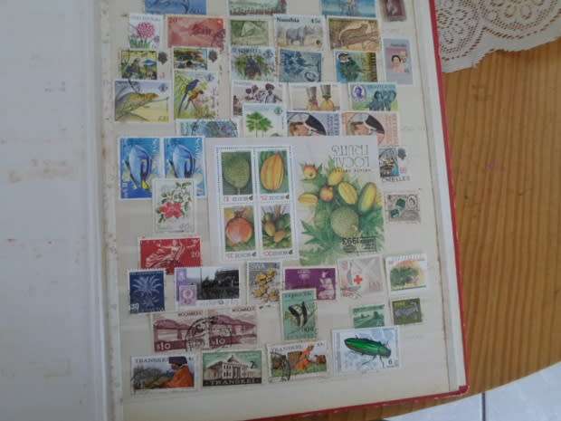 LARGE ALBUM MIXED WORLD STAMPS GOOD VALUE SEE PICS