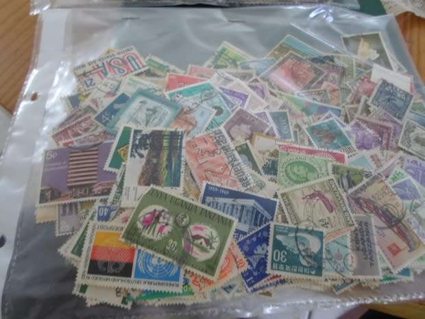 MIXED WORLD USED STAMPS X 1250 OFF PAPER GOOD VALUE SEE PICS