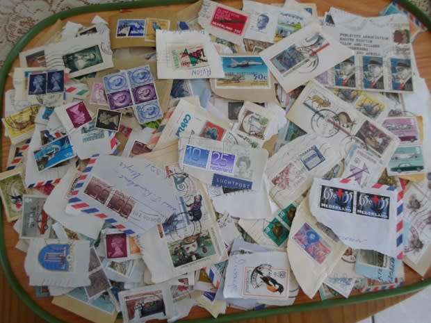 700 X MIXED WORLD STAMPS USEDON PAPER GREAT LOT GOOD VALUE SEE PICS