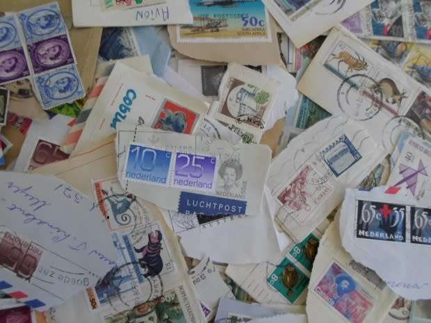 700 X MIXED WORLD STAMPS USEDON PAPER GREAT LOT GOOD VALUE SEE PICS