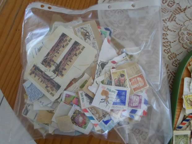 700 X MIXED WORLD STAMPS USEDON PAPER GREAT LOT GOOD VALUE SEE PICS