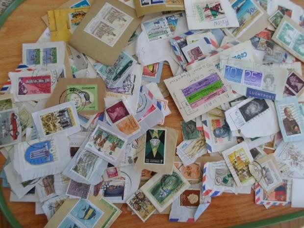 700 X MIXED WORLD STAMPS USEDON PAPER GREAT LOT GOOD VALUE SEE PICS