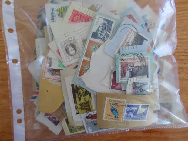 700 X MIXED WORLD STAMPS USEDON PAPER GREAT LOT GOOD VALUE SEE PICS