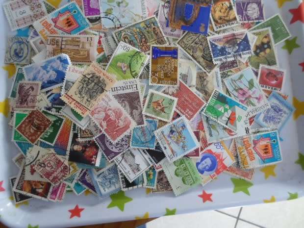 220 X MIXED WORLD STAMPS OFF PAPER NEAT LOT SEE PICS
