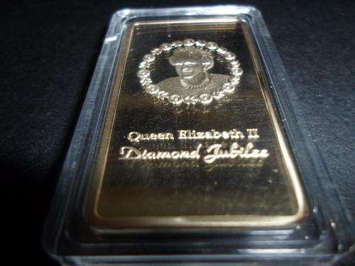 QUEEN ELIZABETH 11 1952-2012 DIAMOND JUBILEE GOLD PLATED BAR IN PLASTIC CAPSULE SEE PICS!!!!!!!!!
