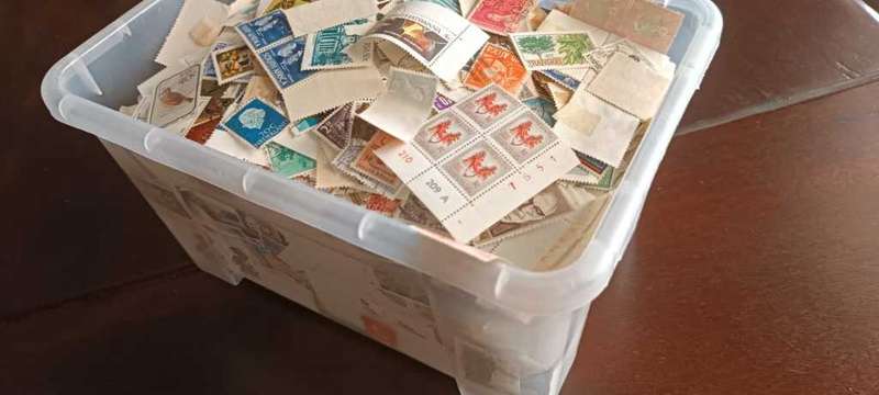 HUGE LOT OF STAMPS OFF PAPER - MM, UM, FU, ETC - 1000`S OF STAMPS