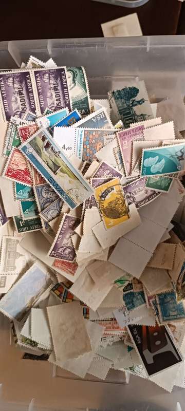 HUGE LOT OF STAMPS OFF PAPER - MM, UM, FU, ETC - 1000`S OF STAMPS