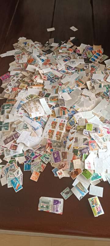 HUGE LOT OF STAMPS OFF PAPER - MM, UM, FU, ETC - 1000`S OF STAMPS