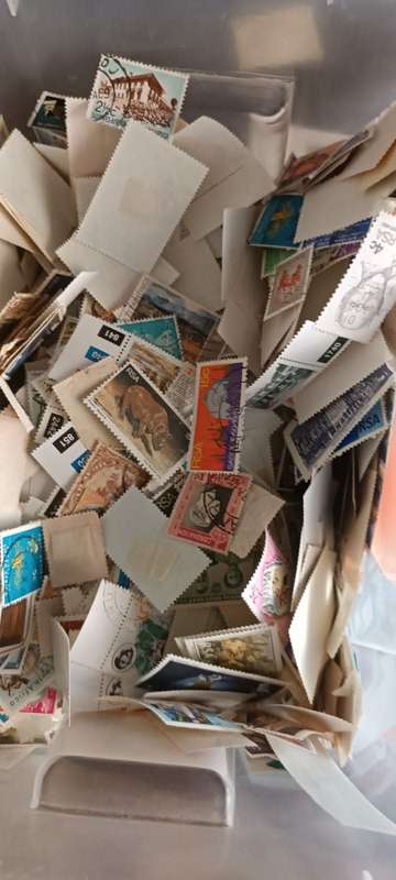 HUGE LOT OF STAMPS OFF PAPER - MM, UM, FU, ETC - 1000`S OF STAMPS