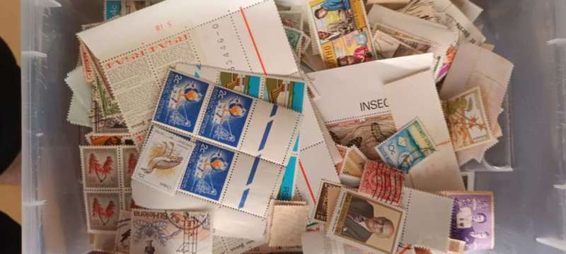 HUGE LOT OF STAMPS OFF PAPER - MM, UM, FU, ETC - 1000`S OF STAMPS