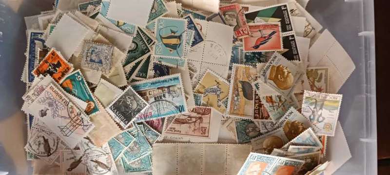 HUGE LOT OF STAMPS OFF PAPER - MM, UM, FU, ETC - 1000`S OF STAMPS