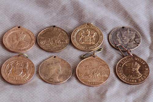8 EEUFEES EN KRONINGS MEDALJES