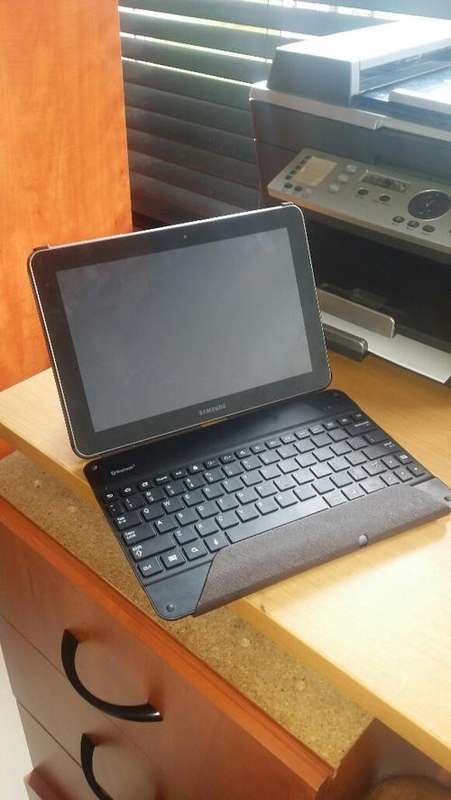 Used Galaxy 10.1 Model GT-P7500 inlc bluetooth keybord for sale