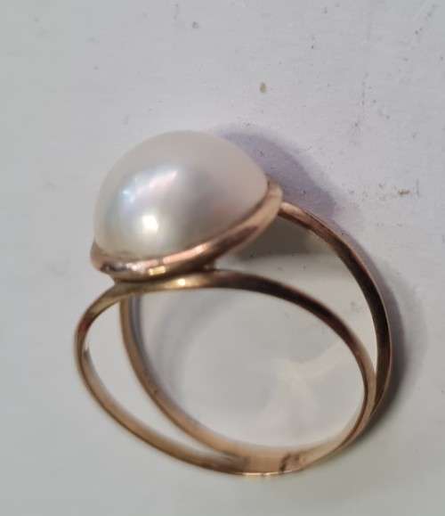 Mabe pearl solitaire ring. 2.2 gm 11.27 mm round pearl