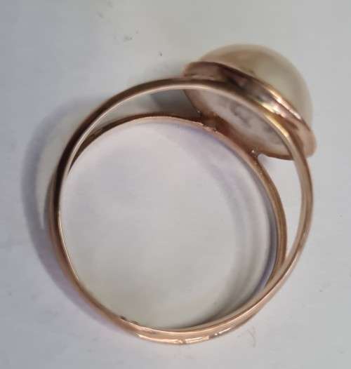 Mabe pearl solitaire ring. 2.2 gm 11.27 mm round pearl