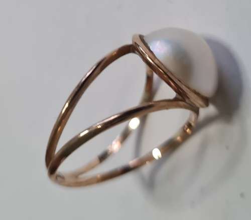 Mabe pearl solitaire ring. 2.2 gm 11.27 mm round pearl