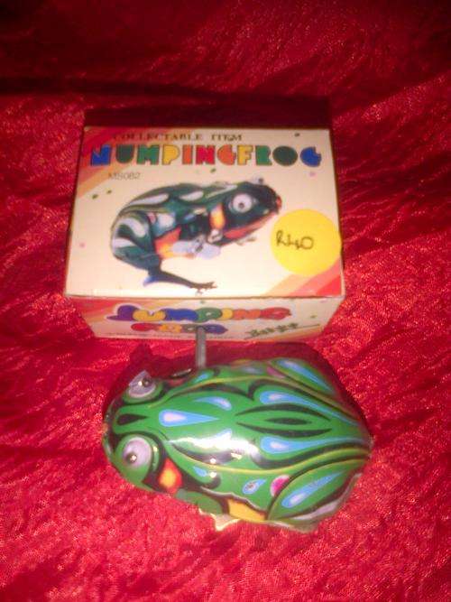 Wind up jumping frog