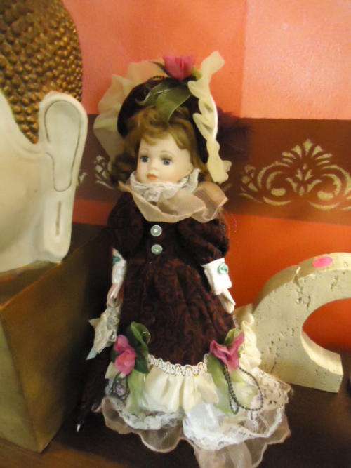 Stunning porcelain doll (1)