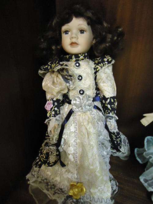Stunning porcelain doll (2)