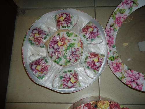 A beautiful set of 6 X cups and saucers in box 1