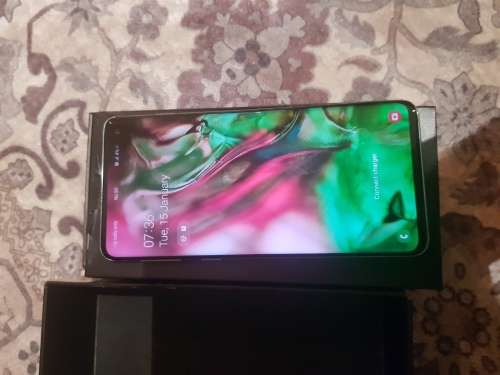 Samsung Galaxy s10 prism green with box and charger.