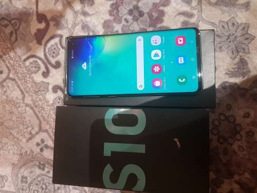 Samsung Galaxy s10 prism green with box and charger.