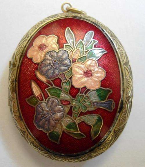 R1/NR*** Stunning locket Pendant *** !!!! Vintage gold coloured with beautiful enamel flowers.