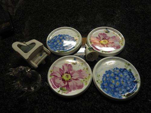 R1/NR 4 PORCELAIN COASTERS WITH THREE EXTRA ITEMS