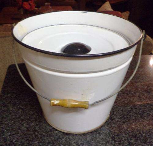 R1/NR!!  ENAMELWARE SLOP BUCKET WITH LID