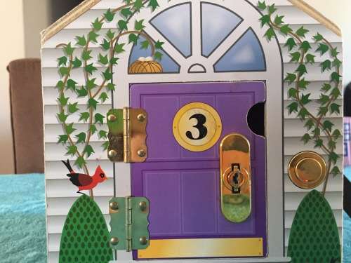 MELISSA & DOUG WOODEN DOORBELL HOUSE