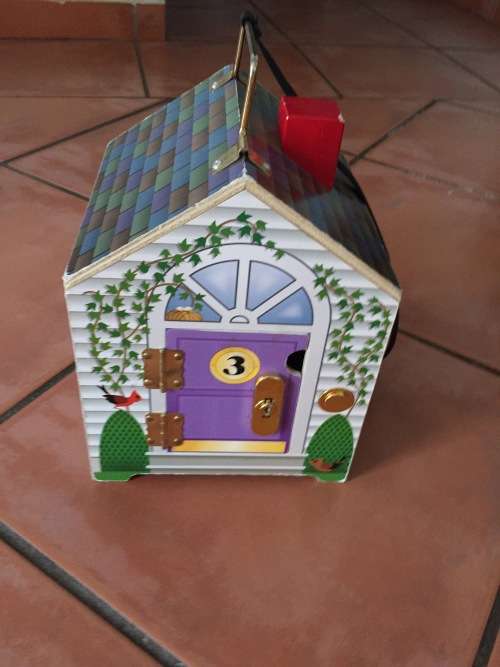 MELISSA & DOUG WOODEN DOORBELL HOUSE