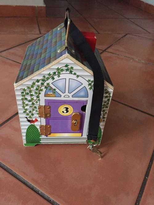 MELISSA & DOUG WOODEN DOORBELL HOUSE