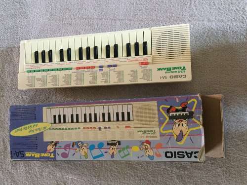 KEYBOARD - CASIO 100 SOUND TONE BANK - NO MANUAL, IN BOX (WORKING CONDITION)