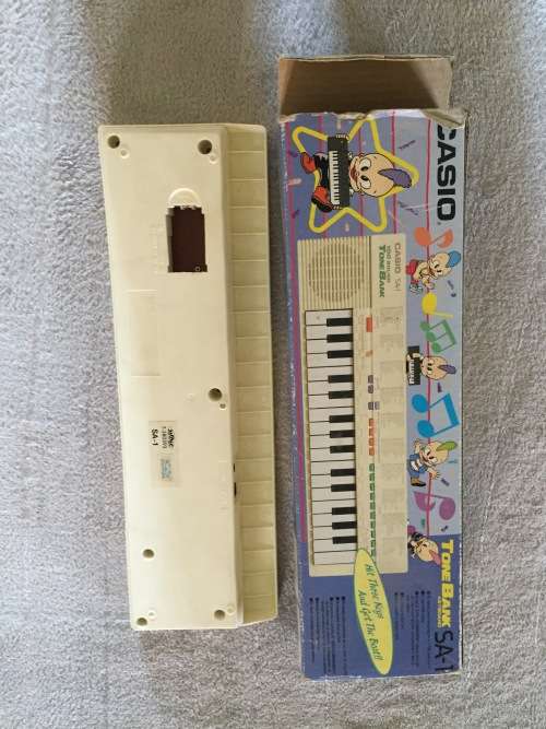 KEYBOARD - CASIO 100 SOUND TONE BANK - NO MANUAL, IN BOX (WORKING CONDITION)