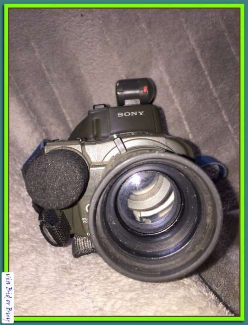 SONY HANDYCAM CCD-F350E AUTOFOCUS/AUTOLOCK (IN WORKING CONDITION)