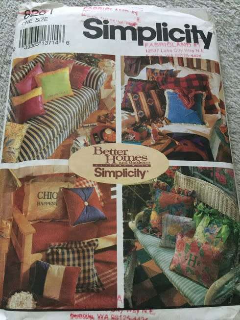 PATTERN SIMPLICITY 8261 (UNUSED) - SCATTERED PILLOWS